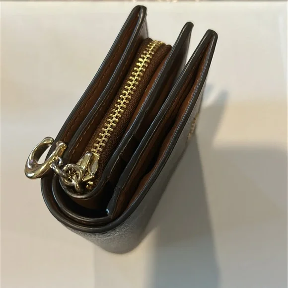 Coach Snap Wallet With Horse And Carriage Dot Print.
L: 4.25" W:1" H:3.5" - Picture 10 of 12